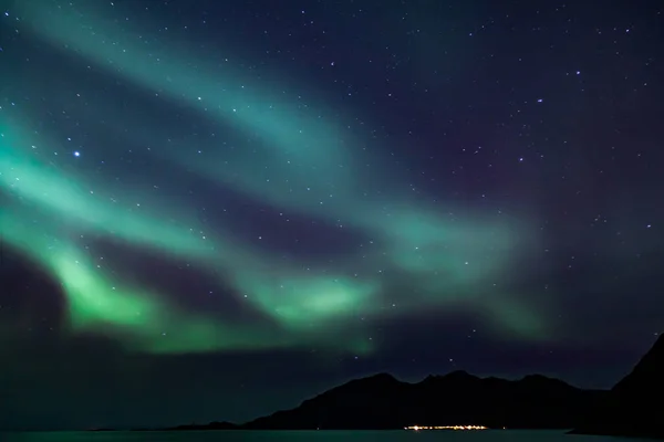Úžasné Polární Záře Severním Norsku Kvaloya Hory Pozadí — Stock fotografie