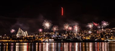 Yeni yılda Tromso, Kuzey Norveç - havai fişek gösterisi