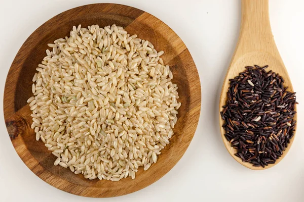 Arroz Negro Marrón Sano Cuenco Madera Sobre Fondo Blanco — Foto de Stock