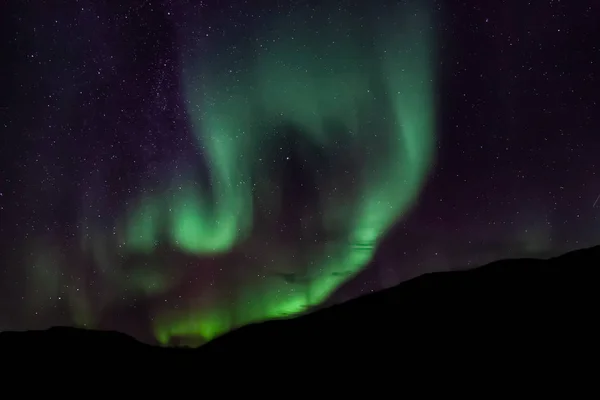 노르웨이 Kvaloya 연체에 놀라운 오로라 — 스톡 사진