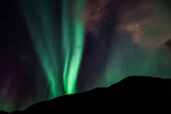 Amazing Aurora Borealis Norte Noruega Kvaloya Montanhas Fundo — Fotografia de Stock