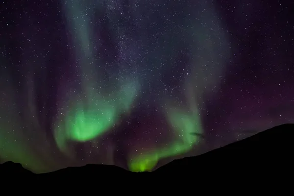 Amazing Aurora Borealis Pohjois Norjassa Kvaloya Vuoret Taustalla — kuvapankkivalokuva