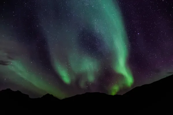 Incroyable Aurora Borealis Dans Nord Norvège Kvaloya Montagnes Arrière Plan — Photo