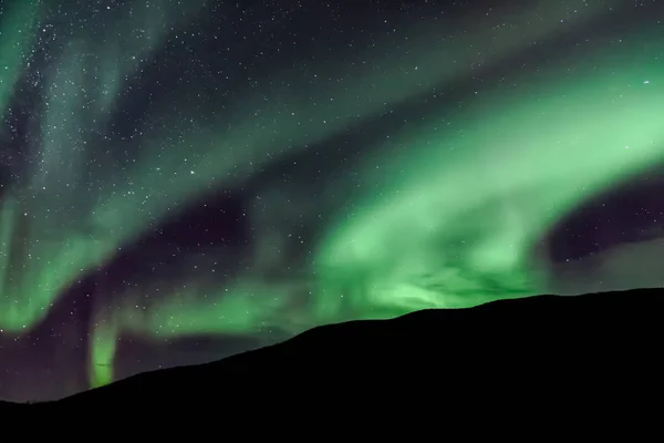 Amazing Aurora Borealis Norte Noruega Kvaloya Montanhas Fundo — Fotografia de Stock