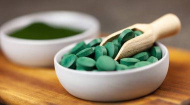 Chlorella, toz ve tabletler formu-portre, makro çekim spirulina yeşil algler