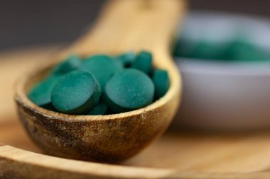 Sağlıklı ek - spirulina yosun hapları
