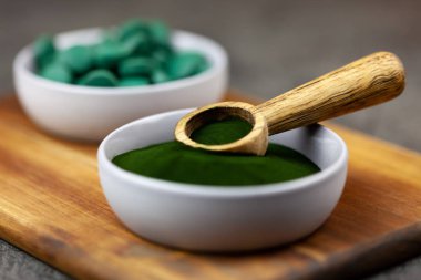 Sağlıklı takviyeleri - chlorella, spirulina yosun toz ve hapları