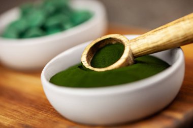 Chlorella, toz ve tabletler formu-portre, makro çekim spirulina yeşil algler