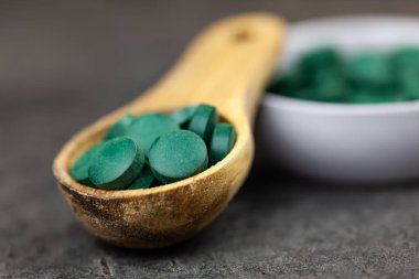 Spirulina hap koyu arka plan üzerinde