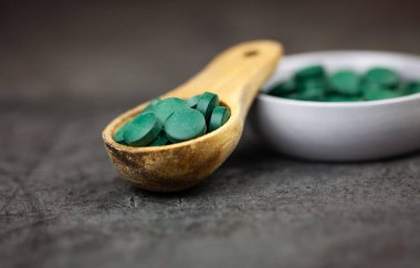 Spirulina hap koyu arka plan üzerinde