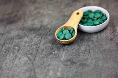 Spirulina hap koyu arka plan üzerinde