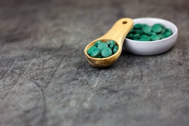 Spirulina hap koyu arka plan üzerinde