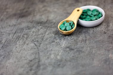 Spirulina hap koyu arka plan üzerinde