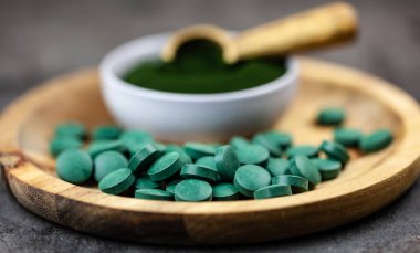Sağlıklı takviyeleri - chlorella, spirulina yosun toz ve hapları