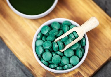 Sağlıklı takviyeleri - chlorella, spirulina yosun toz ve hapları