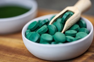 Sağlıklı takviyeleri - chlorella, spirulina yosun toz ve hapları