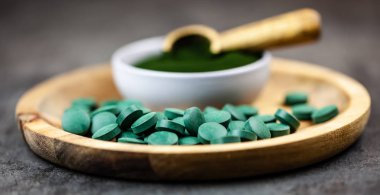 Sağlıklı takviyeleri - chlorella, spirulina yosun toz ve hapları