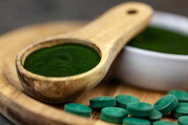 Sağlıklı takviyeleri - chlorella, spirulina yosun toz ve hapları