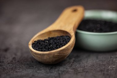 Sağlıklı gıda - koyu arka plan üzerine çörek otu