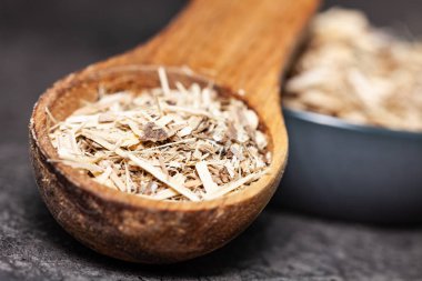 Doğal ilaçlar - siberian ginseng kökü kurutulmuş yakın çekim