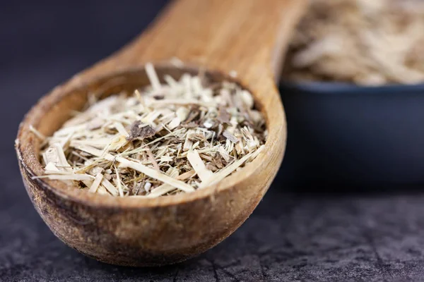 Doğal ilaçlar - siberian ginseng kökü kurutulmuş yakın çekim