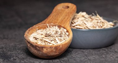 Sibirya ginseng koyu arka plan - tıp alternatif üzerinde kurutulmuş kök