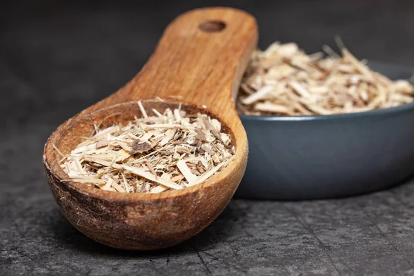 Sibirya ginseng koyu arka plan - tıp alternatif üzerinde kurutulmuş kök