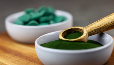 Chlorella, toz ve tabletler formu-portre, makro çekim spirulina yeşil algler