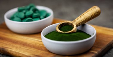 Chlorella, toz ve tabletler formu-portre, makro çekim spirulina yeşil algler