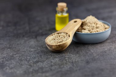 Bir süt thistle (Silybum marianum) ve koyu arka plan üzerine kıyılmış tohumları