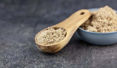 Koyu arka plan üzerinde süt thistle (Silybum marianum) kıyılmış tohumları