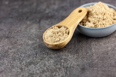 Koyu arka plan üzerinde süt thistle (Silybum marianum) kıyılmış tohumları