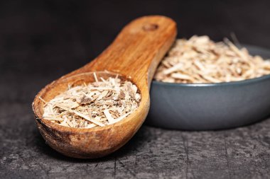 Sibirya ginseng koyu arka plan - tıp alternatif üzerinde kurutulmuş kök