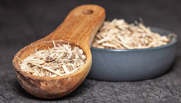 Sibirya ginseng koyu arka plan - tıp alternatif üzerinde kurutulmuş kök