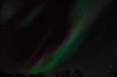 Şaşırtıcı Aurora Borealis Kuzey Norveç (Ringvassoy), dağ ve deniz içinde belgili tanımlık geçmiş
