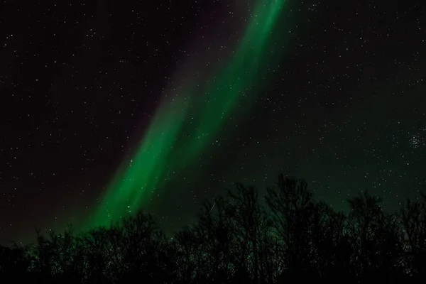 Niesamowite Aurora Borealis Północnej Norwegii Ringvassoy Górami Morzem Tle — Zdjęcie stockowe