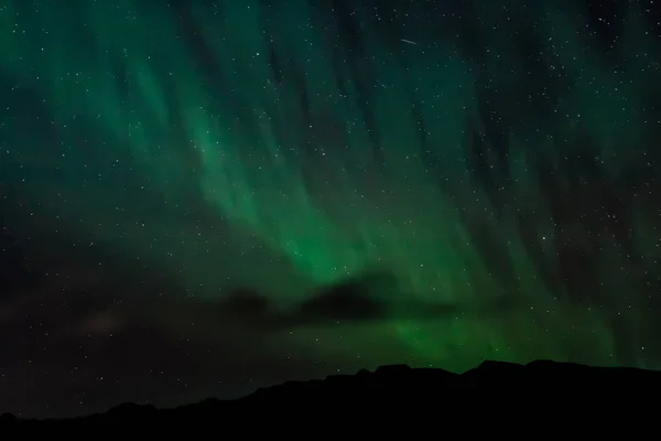 Amazing Aurora Borealis Norte Noruega Ringvassoy Montanhas Mar Fundo — Fotografia de Stock