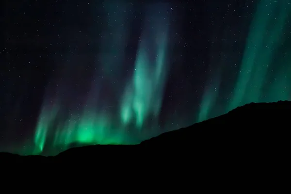 Incredibile Aurora Borealis Nel Nord Della Norvegia Ringvassoy Montagne Mare Immagine Stock