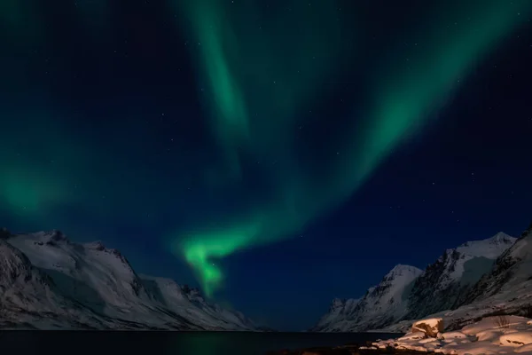 Amazing Aurora Borealis Norte Noruega Kvaloya Montanhas Fundo — Fotografia de Stock