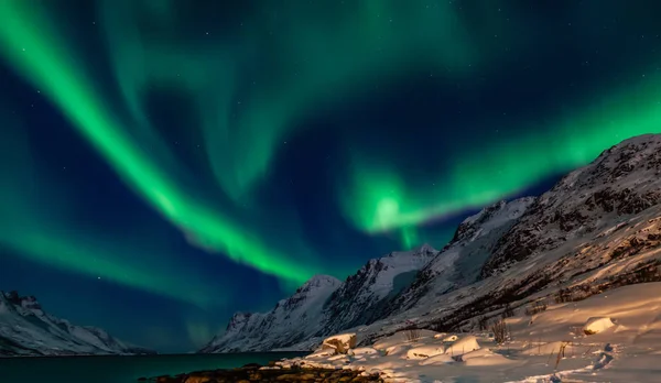 Incroyable Aurora Borealis Dans Nord Norvège Kvaloya Montagnes Arrière Plan — Photo