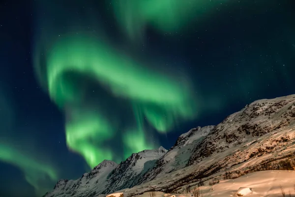 Niesamowite Aurora Borealis Północnej Norwegii Kvaloya Góry Tle — Zdjęcie stockowe