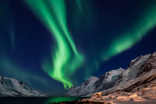 Incredibile Aurora Borealis Nel Nord Della Norvegia Kvaloya Montagne Sullo Foto Stock Royalty Free