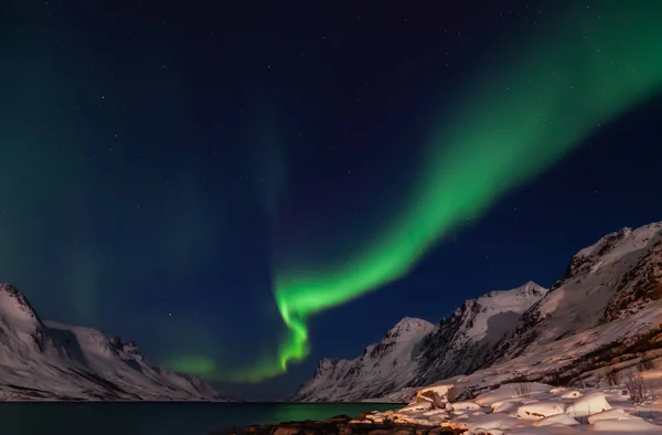 Erstaunliche Polarlichter Nordnorwegen Kvaloya Berge Hintergrund — Stockfoto