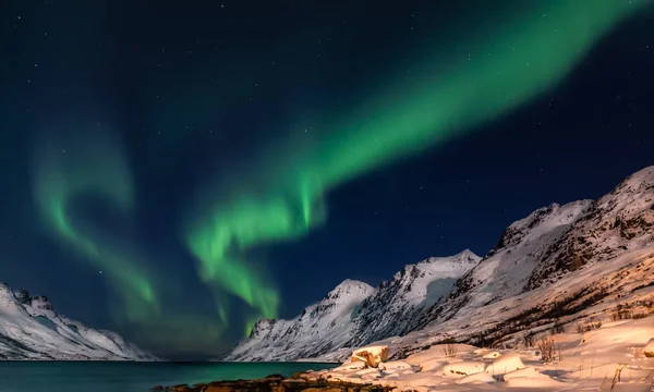 Increíble Aurora Boreal Norte Noruega Kvaloya Montañas Fondo — Foto de Stock