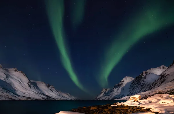 Increíble Aurora Boreal Norte Noruega Kvaloya Montañas Fondo — Foto de Stock