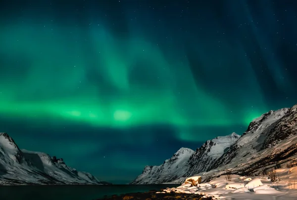 Increíble Aurora Boreal Norte Noruega Kvaloya Montañas Fondo — Foto de Stock