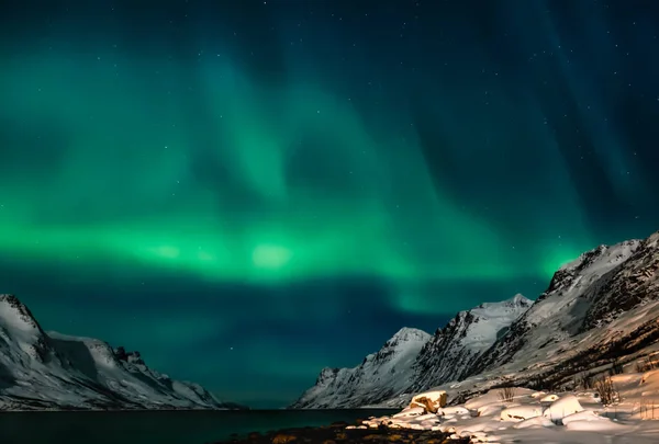 Incroyable Aurora Borealis Dans Nord Norvège Kvaloya Montagnes Arrière Plan — Photo