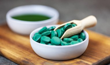 Chlorella, toz ve tabletler formu-portre, makro çekim spirulina yeşil algler
