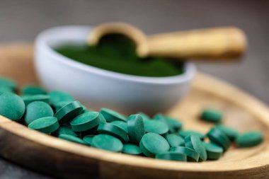 Sağlıklı takviyeleri - chlorella, spirulina yosun toz ve hapları