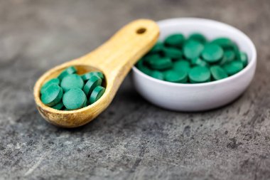 Sağlıklı ek - spirulina yosun hapları